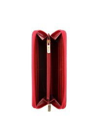 Portafoglio in pelle rossa con chiusura zip. L'interno presenta più scomparti e una tasca centrale con zip. Texture liscia e branding minimale.