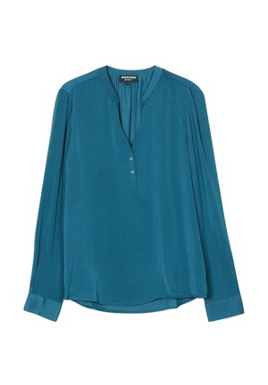 Blusa de manga larga verde azulado con escote en V, tres botones en el cuello, hombros con plisado y dobladillo recto con aberturas laterales.