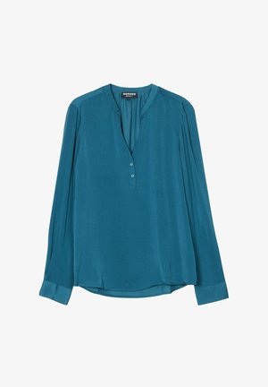 Blusa de manga larga verde azulado con escote en V, tres botones en el cuello, hombros con plisado y dobladillo recto con aberturas laterales.