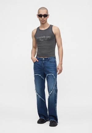 Carne Bollente, LOVE PANTS LIVE ON UNISEX - Avar lõikega teksad - blue denim