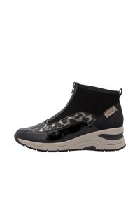 Bottes de cheville noires et beiges avec fermeture éclair. Elles présentent une finition en vernis noir brillant, des accents à motif animal et une semelle rembourrée.