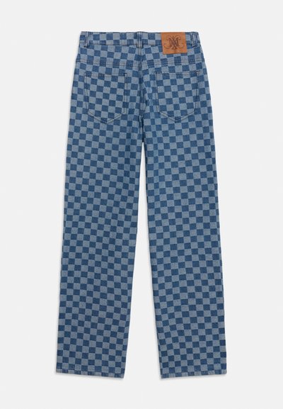 Jean en denim bleu avec un motif damier bleu foncé et bleu clair, deux poches arrière, passants de ceinture et un patch de marque en cuir marron.