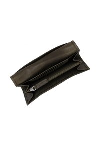Portfel z oliwkowej skóry, wyposażony w zapinaną na zamek komorę, wiele miejsc na karty oraz schludne, kremowe przeszycia wewnątrz.