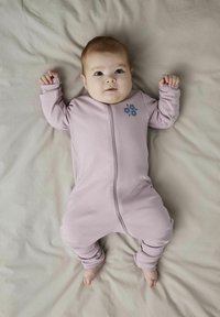 Ljuslila babybody i mjuk bomull, med dragkedja framtill och små blommönster broderade i blått på bröstet.