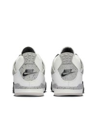 Baskets Nike blanches avec des détails gris marbrés, dotées d'un col rembourré, de panneaux latéraux texturés et d'un logo noir au talon.
