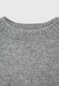 Grauer Strickpullover-Kragen mit geripptem Muster, der eine weiche, flauschige Oberfläche aufweist. Die Farbe ist einheitlich mit dezenten Schattierungsvariationen.