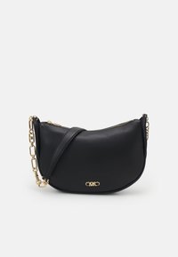 Czarna torebka w kształcie półksiężyca z złotym logo MK, złotym łańcuchem i skórzanym paskiem oraz zamknięciem na zamek błyskawiczny na białym tle.