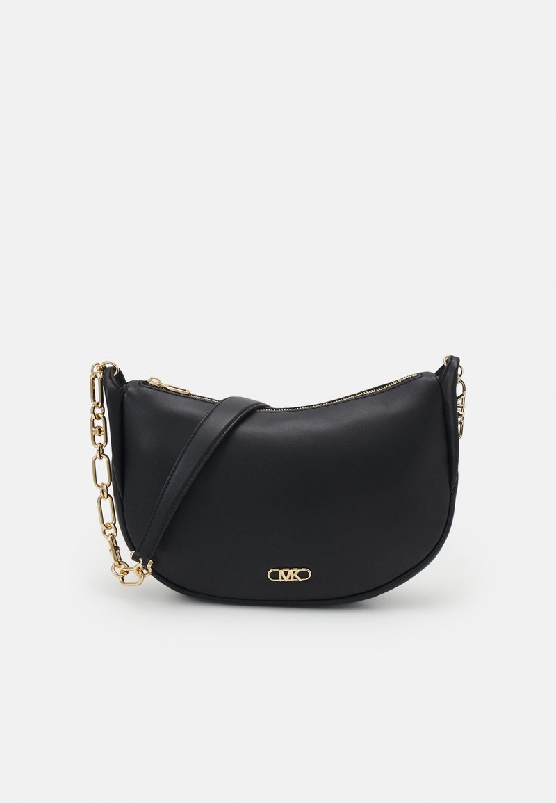 Czarna torebka w kształcie półksiężyca z złotym logo MK, złotym łańcuchem i skórzanym paskiem oraz zamknięciem na zamek błyskawiczny na białym tle.