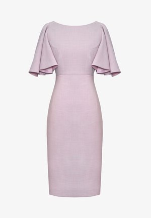 Jasnoróżowa sukienka o dopasowanej sylwetce, z krótkimi falbaniastymi rękawami i strukturalnym wykończeniem materiału. Okrągły dekolt, długość do kolan.