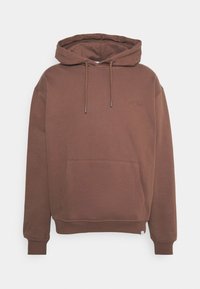 Brauner Kapuzenpullover aus weichem Stoff, mit Kängurutasche, gerippten Bündchen und Saum sowie dezentem Logo-Stick auf der Brust.