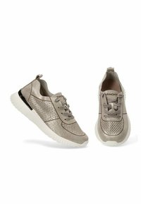 Zapatillas beige con parte superior sintética perforada, diseño con cordones, acentos texturizados y suela de goma. Presenta un logo en la lengüeta y el talón.