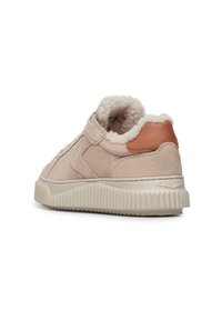 Beige Wildlederschuh mit Fleece-Futter, gepolsterter Kragen und braunem Lederakzent. Verfügt über eine strukturierte Gummisohle und ein Schnürdesign.