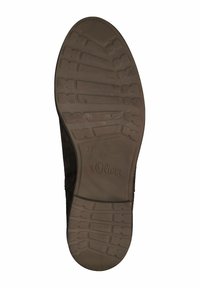 Suela de zapato de ante negro con suela de goma texturizada que presenta un patrón de agarre. Marca "s.Oliver" visible. Talla 37 marcada en la suela.