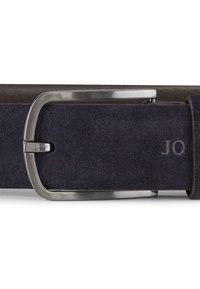 Suède riem in donkerblauw met een zilveren rechthoekige gesp. Beschikt over een gladde textuur en een gegraveerd logo detail op de band.