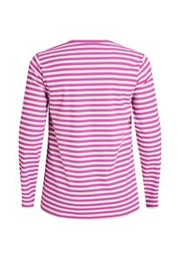 Dug nadjev s dugim rukavima i okruglim izrezom. Ima izmjenične ružičaste i bijele horizontalne pruge. Izrađen je od tkanine s rebrastom teksturom.
