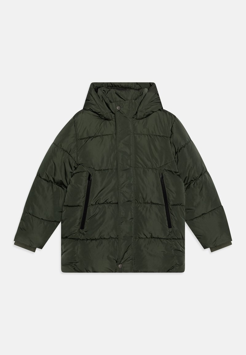 Casaco acolchoado em verde escuro com capuz, apresentando costuras horizontais, dois bolsos laterais com fecho éclair e fecho de pressão. Textura suave.