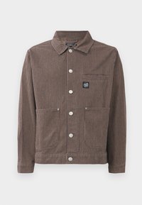 Bruine en donkergestreepte button-up jas met kraag, drie zilverkleurige knopen aan de voorkant, twee onderste zakken, één borstzak en een klein logopatch.
