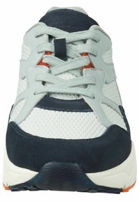 Hellblaue und marineblaue Sportschuhe mit Mesh- und Wildledertexturen, die kontrastierende orange Akzente und eine gepolsterte Zwischensohle aufweisen.