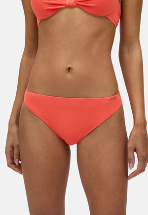 Parte inferior de bikini color coral en una tela suave y texturizada. Presenta un corte de cintura baja con un diseño minimalista y un pequeño logotipo acentuado en el lateral.