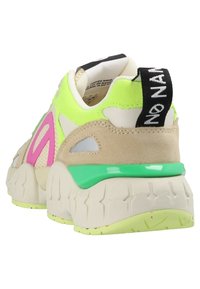 Sneaker atletica con tomaia verde neon e rosa, accenti in camoscio beige, suola spessa e tab di tacco nero con il testo "NO NAME".