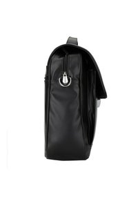 Mochila de cuero sintético negro con un cierre lateral, forma plana, bolsillo lateral y detalles en hardware plateado. Textura suave en toda la superficie.