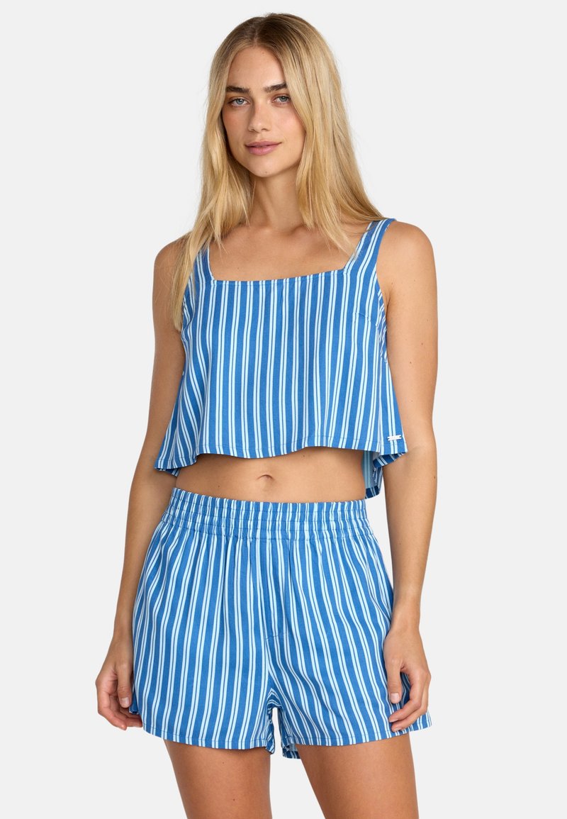 Μπλε ριγωτό crop top με φαρδιές τιράντες και φαρδιά τελείωμα, συνδυασμένο με αντίστοιχα μπλε ριγωτά σορτς με ελαστική μέση.