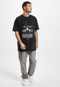 Upscale by Mister Tee ACCESSOIRES MOON PHASES - Trükipildiga T-särk - black