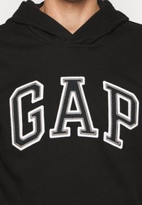 GAP Jersey con capucha - black