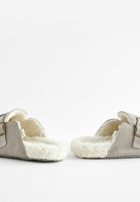 Next Matalakantaiset pistokkaat - grey