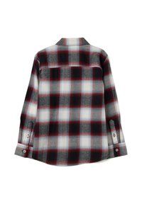 Camisa de franela a cuadros con un patrón en gris, rojo y blanco. Mangas largas con puños de botón y cuello puntiagudo. Textura suave.