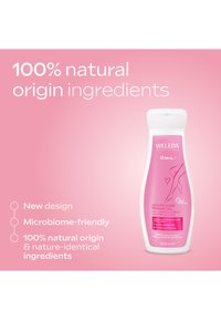 Bottiglia di gel Weleda Mama gambe leggere su sfondo rosa con testo su ingredienti di origine 100% naturale e nuovo design microbioma-friendly.
