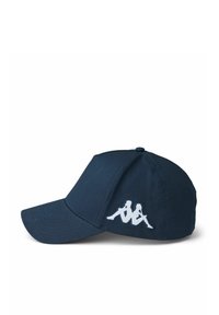 Căciulă de baseball bleumarin, confecționată din bumbac, cu o bordură curbată și un logo alb brodat pe lateral. Design structurat cu accente cusute.