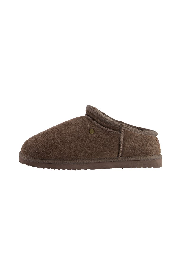 Bruine suède pantoffel met een ronde vorm, zachte textuur en een omgeslagen kraag. Voorzien van een rubberen zool met een subtiel profiel.
