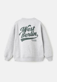 Šedá mikina s volným střihem; má velký zelený potisk "Západní Berlín" a pod ním malý text. Měkká tkanina s žebrovanými manžetami a lemem.
