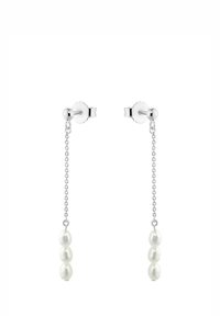 Gli orecchini d'argento presentano tre perle bianche pendenti su catene delicate, fissati con una chiusura a perno. Design elegante e semplice.