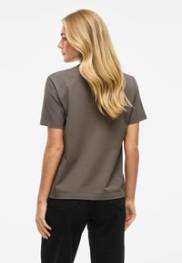 VILA NORA S/S NOOS - T-shirts basic - brown