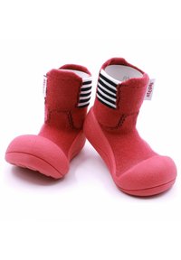 Botines rojos para niños pequeños, hechos de tela suave y goma. Presentan una parte superior de tejido elástico, suela de goma texturizada y acentos a rayas en blanco y negro.