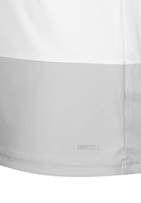 Weißes Sportshirt mit grauem Unterpanel. Verfügt über ein atmungsaktives Material und das in Grau aufgedruckte "DRYCELL"-Logo im unteren Bereich.