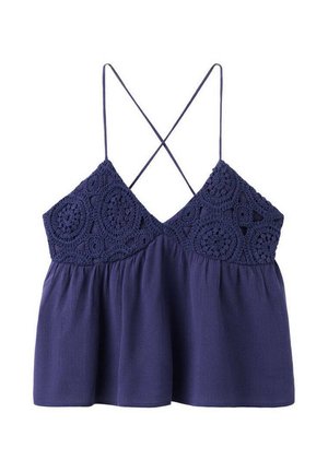 Crop top sans manches bleu marine avec corsage à motif floral au crochet et fines bretelles spaghetti croisées.