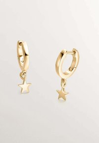 Pendientes de aro de oro con una textura brillante que presentan un charm de estrella colgante, mostrando un diseño simple y moderno.
