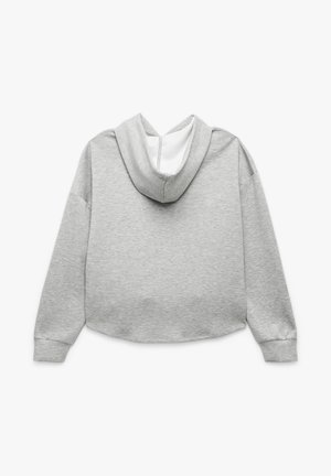 Cropped hoodie in light gray, featuring a soft texture, long sleeves, a white-lined hood, and a rounded hem. No visible fastenings.