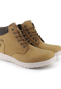 Botines de cuero marrón con acabado liso, detalles en negro contrastantes, seis ojales de metal y suela de goma blanca.