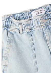 Jeans in denim azzurro chiaro con una cintura elastica, dotati di accessori in metallo argentato, un'etichetta logo discreta e cuciture a contrasto.