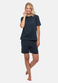 Set di abbigliamento da casa in cotone blu navy composto da una maglietta a maniche corte e pantaloni corti al ginocchio, con una vestibilità comoda e un design semplice.