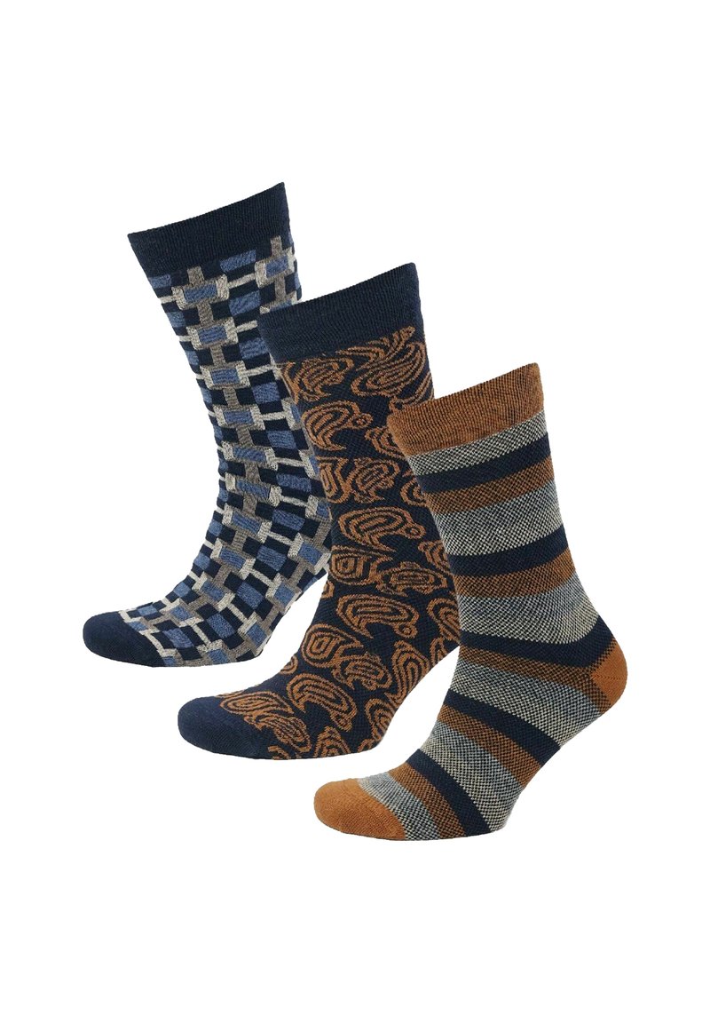 Drei Paar Socken in Marineblau, Blau und Braun. Die Muster umfassen ein Schachbrettmuster, Wirbel und Streifen. Hergestellt aus einem weichen, strukturierten Stoff.