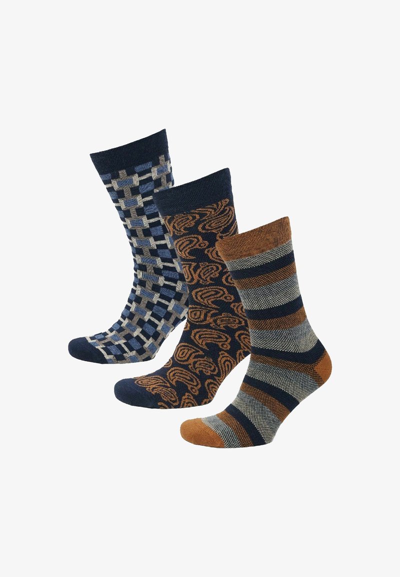 Drei Paar Socken in Marineblau, Blau und Braun. Die Muster umfassen ein Schachbrettmuster, Wirbel und Streifen. Hergestellt aus einem weichen, strukturierten Stoff.