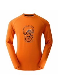 Langarm-Radsport-Shirt in leuchtendem Orange, mit einem schwarzen Grafikmotiv eines Radfahrers und Bergen. Hergestellt aus einem strukturierten, leichten Material.