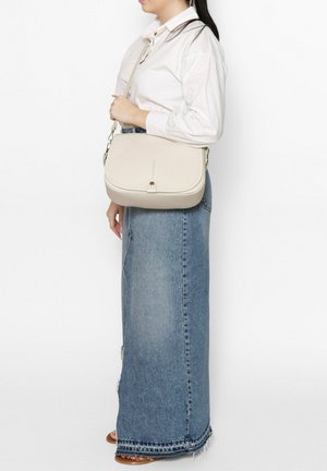 Borsa a tracolla beige con una superficie liscia, forma rettangolare e una chiusura a pattina semplice, dotata di una tracolla corta e regolabile.