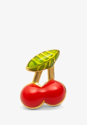 Broš s oblikom trešnje s svijetlo crvenim emajliranim kuglicama i zelenim emajliranim listom, akcentiran detaljima od zlatnog metala.