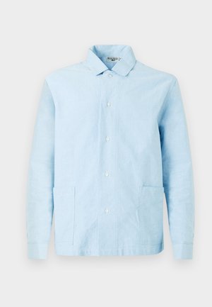 Camisa azul claro de manga larga hecha de tela tejida. Cuenta con cuello, cierre frontal de botones y dos bolsillos parche. Textura suave.